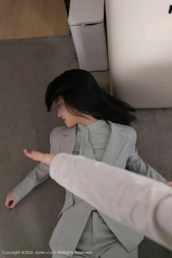   [XiuRen]高清写真图 2026.01.28 No.11285 杏子Yada 性感OL服饰第12张图片